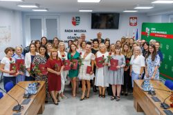 Zdjęcie do komunikatu: Uroczyste ślubowanie nauczycieli mianowanych oraz powierzenie stanowisk dyrektor