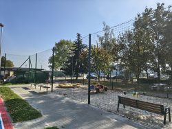 Zdjęcie do komunikatu: Nowe piłkochwyty na boisku na osiedlu Kabel